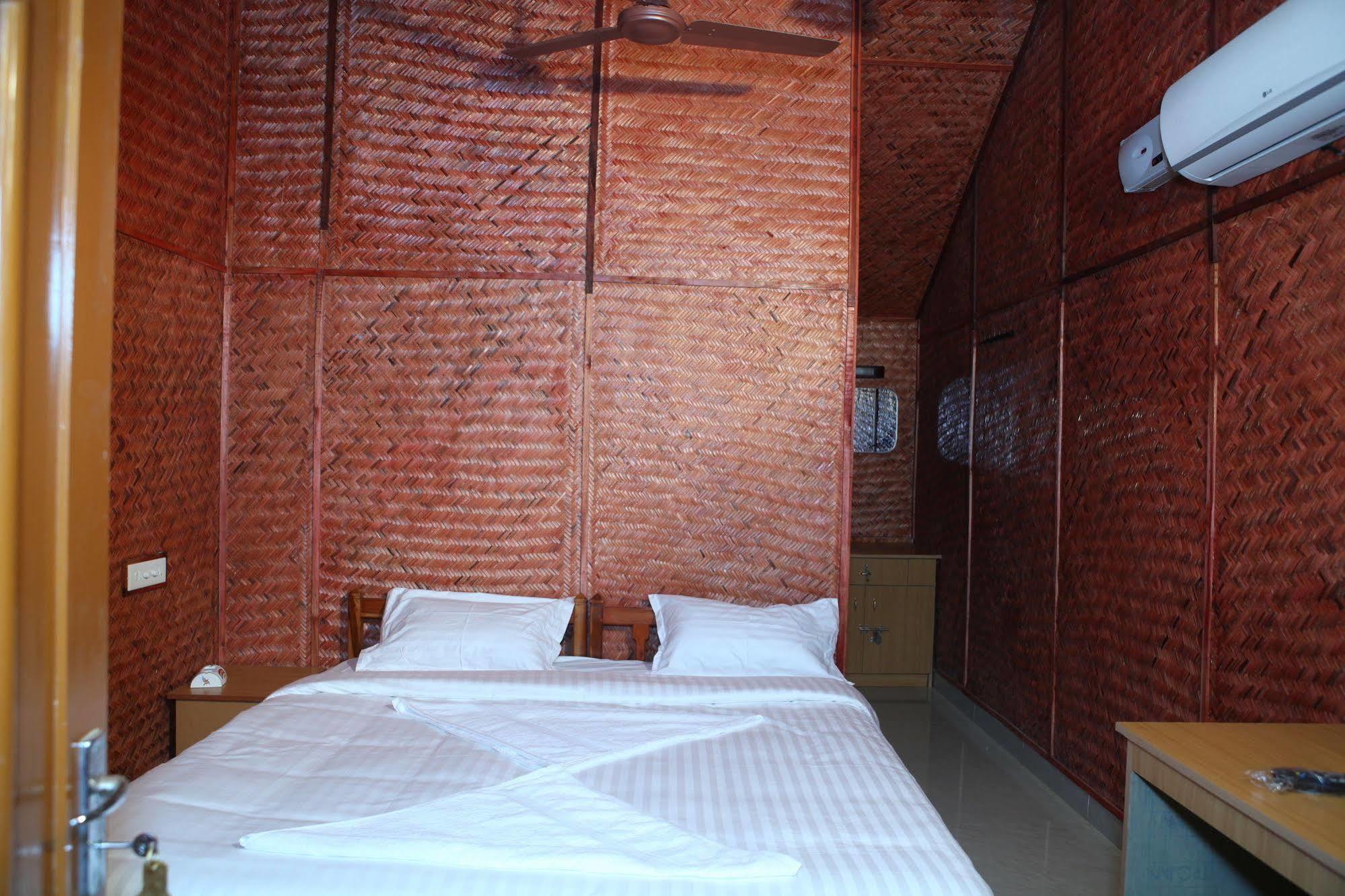 Savithri Inn Bamboo Cottages & Resorts Варкала Екстер'єр фото